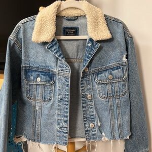 Abercrombie & Fitch Cropped Denim Jacket with Sherpa Collar